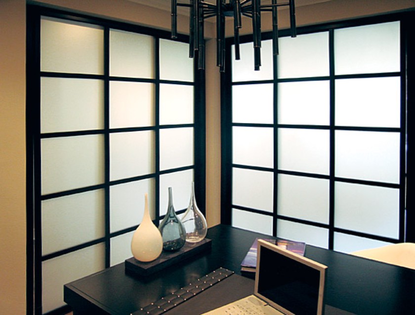 Угловая перегородка в японском стиле с матовым стеклом Тихорецк