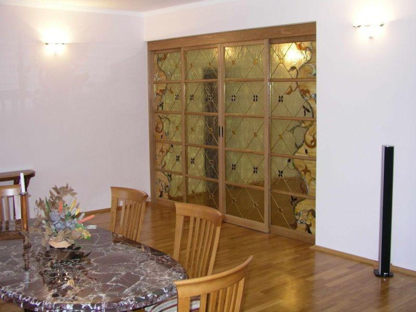 Перегородка для гостиной с цветным стеклом и декоративными вставками Тихорецк