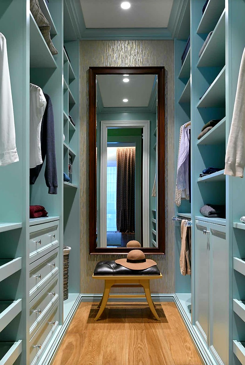 Параллельная гардеробная комната с большим зеркалом Тихорецк
