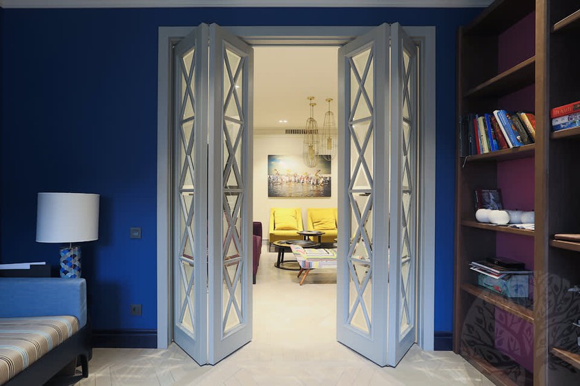 Двери гармошка  для гостиной со стеклами с разделителями Тихорецк