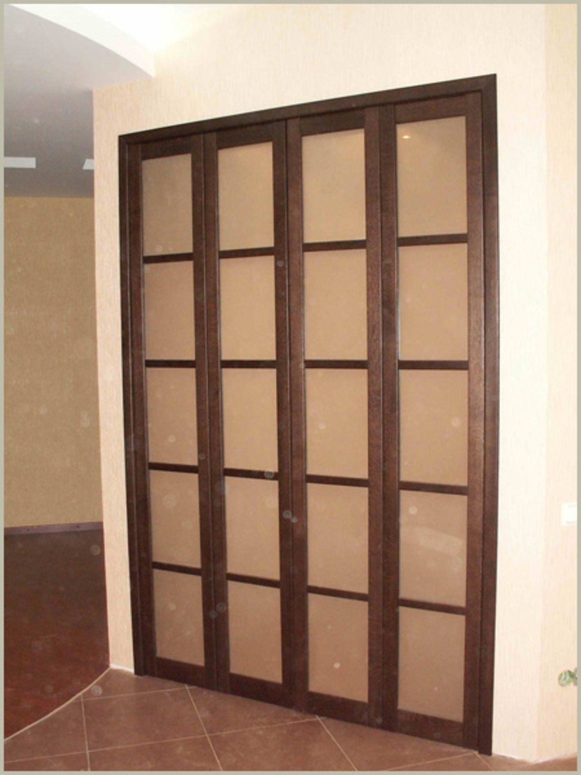 Двери гармошка с матовым стеклом и накладными разделителями Тихорецк