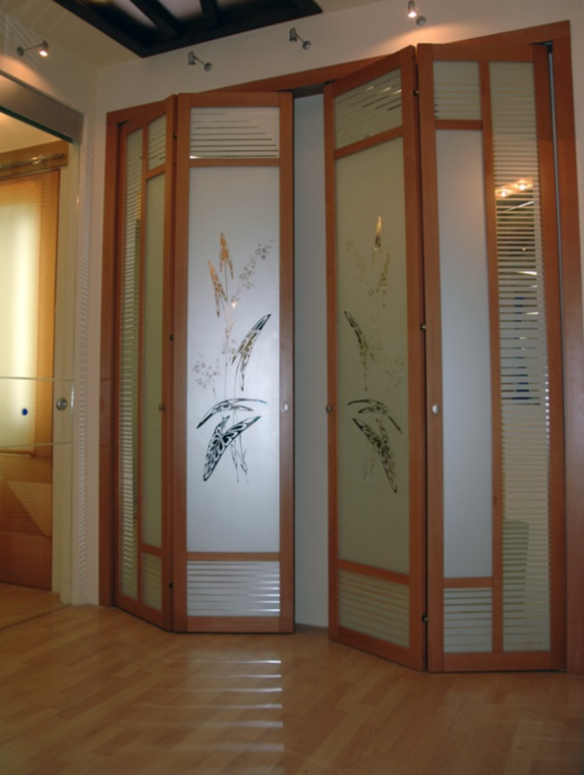 Широкие двери гармошка с матовым стеклом и рисунком Тихорецк
