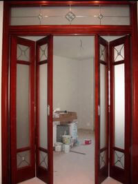 Дверь гармошка с декоративными стеклянными вставками Тихорецк