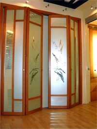 Двери гармошка с матовым рисунком цветок Тихорецк